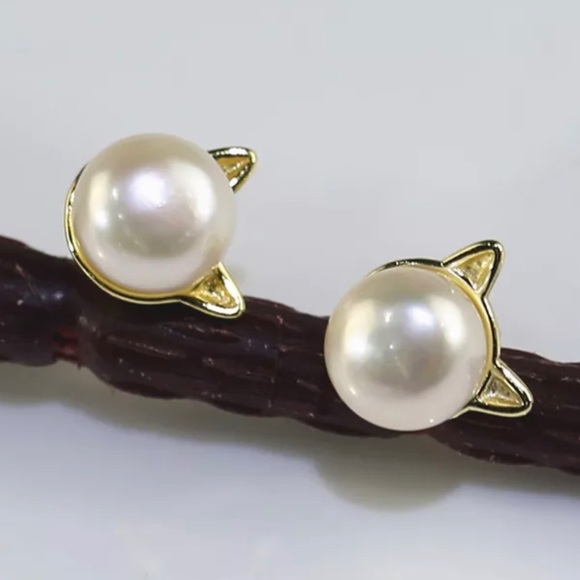 Gold Plated Over 935S Silver 7-8mm Natural Pearl Stud Earrings Cat Shaped - Picture 3 of 6